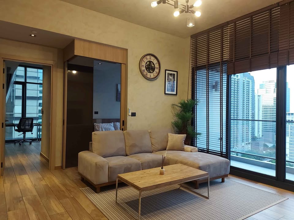 The Lofts Asoke (MRT เพชรบุรี)