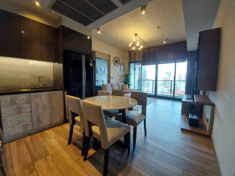 The Lofts Asoke (MRT เพชรบุรี)