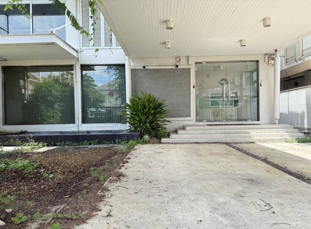 อาคารพาณิชย์ 4 ชั้น สุขุมวิท 50 ใกล้ BTS อ่อนนุช เพียง 500 เมตร