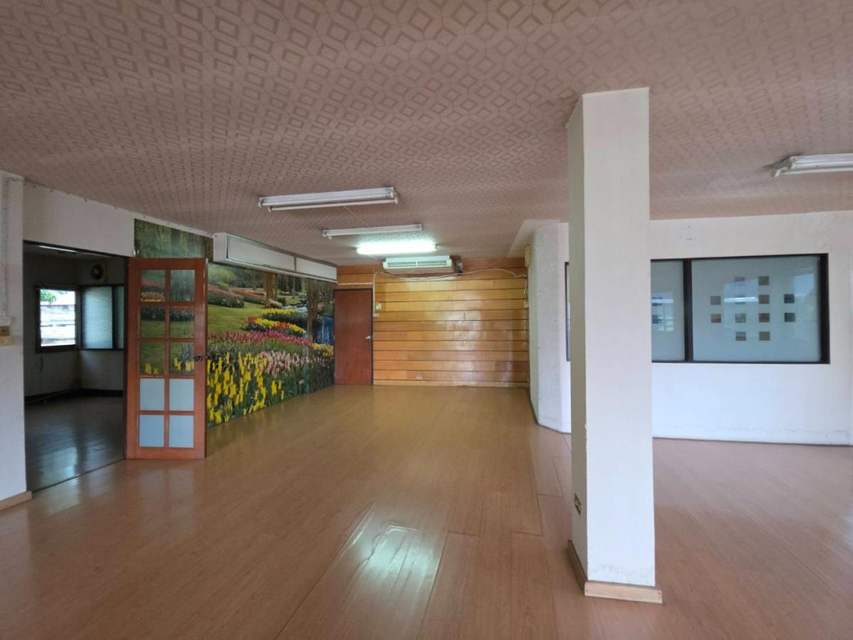 ขายด่วน!! ที่ดิน ติดถนน พิชัย พร้อมสิ่งปลูกสร้าง มีอาคารอยู่ด้านหน้า และบ้านหลังใหญ่