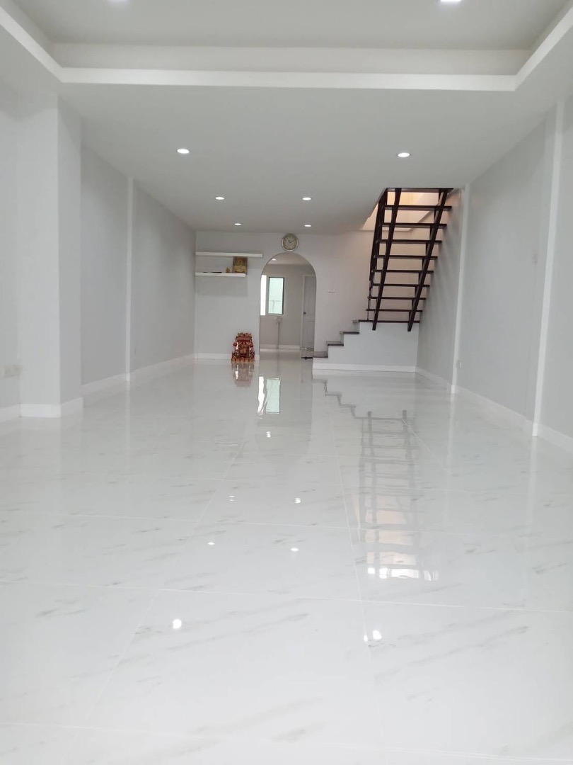 ทาวเฮ้าส์ โลเคชั่นดี ในทำเลประดิพัท 